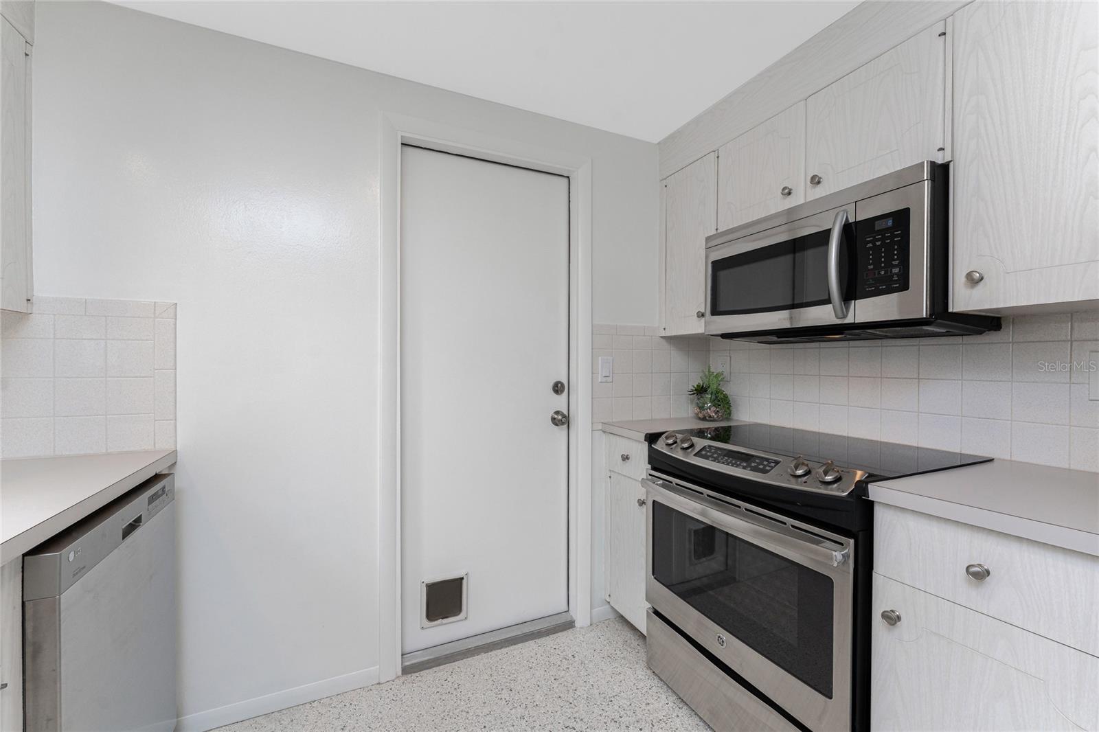 Image 16 of 71 For 1691 Lakeview Place