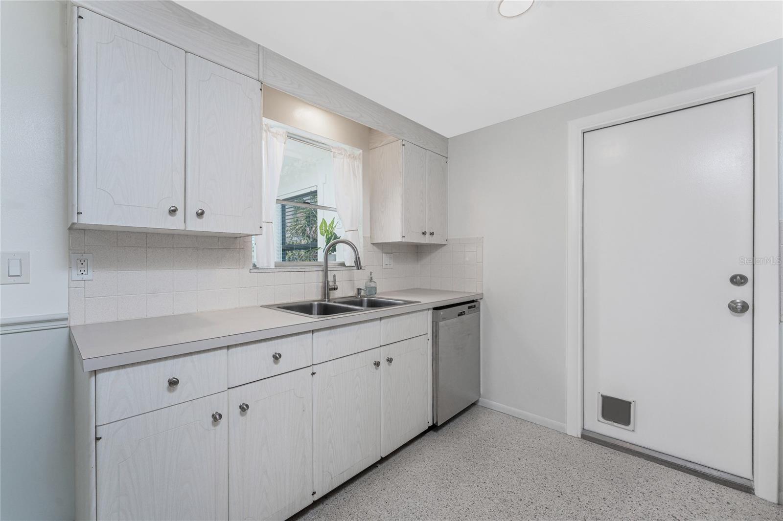 Image 17 of 71 For 1691 Lakeview Place