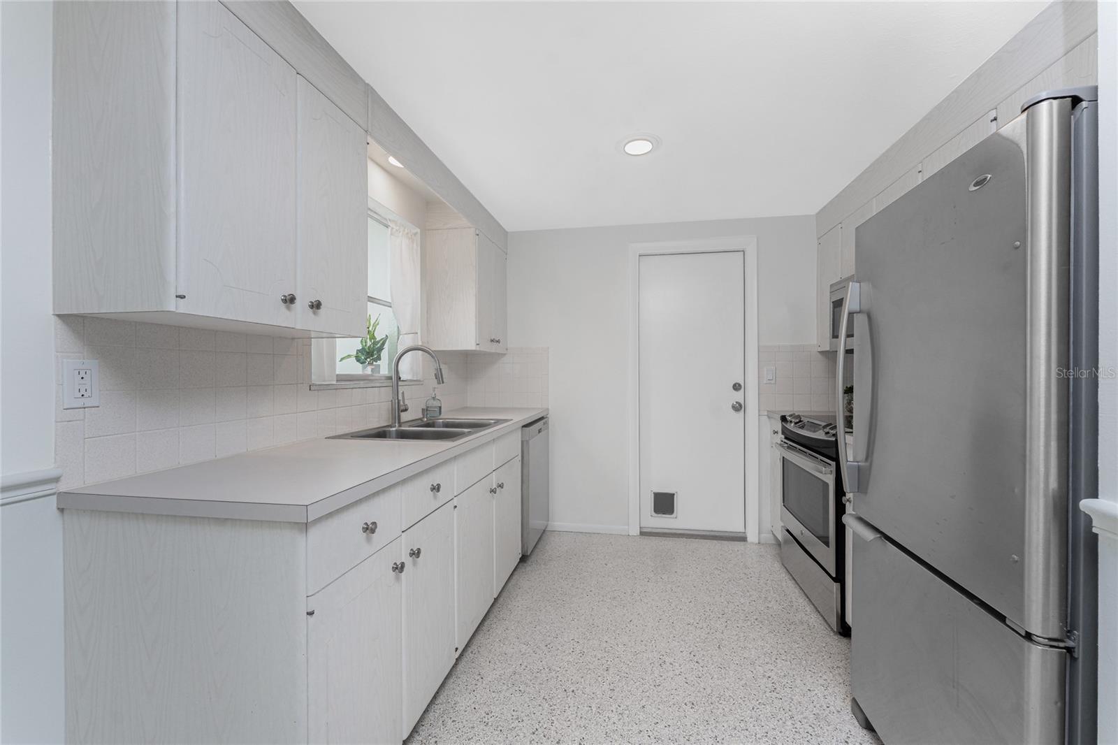 Image 18 of 71 For 1691 Lakeview Place