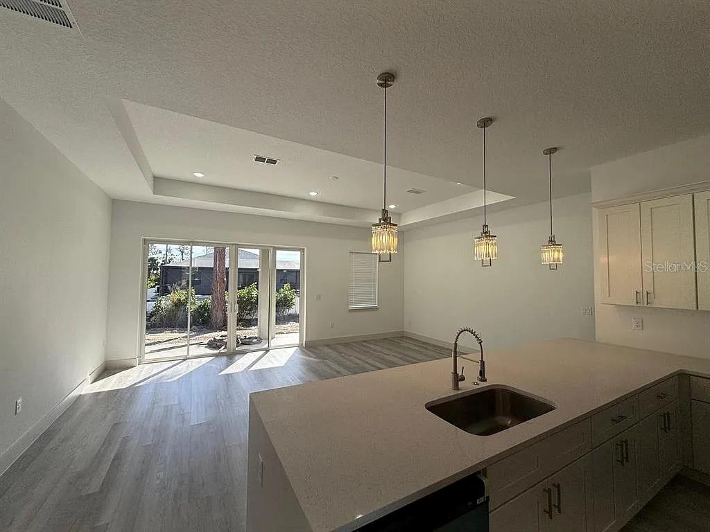 Image 5 of 20 For 18043 Hillsborough Boulevard