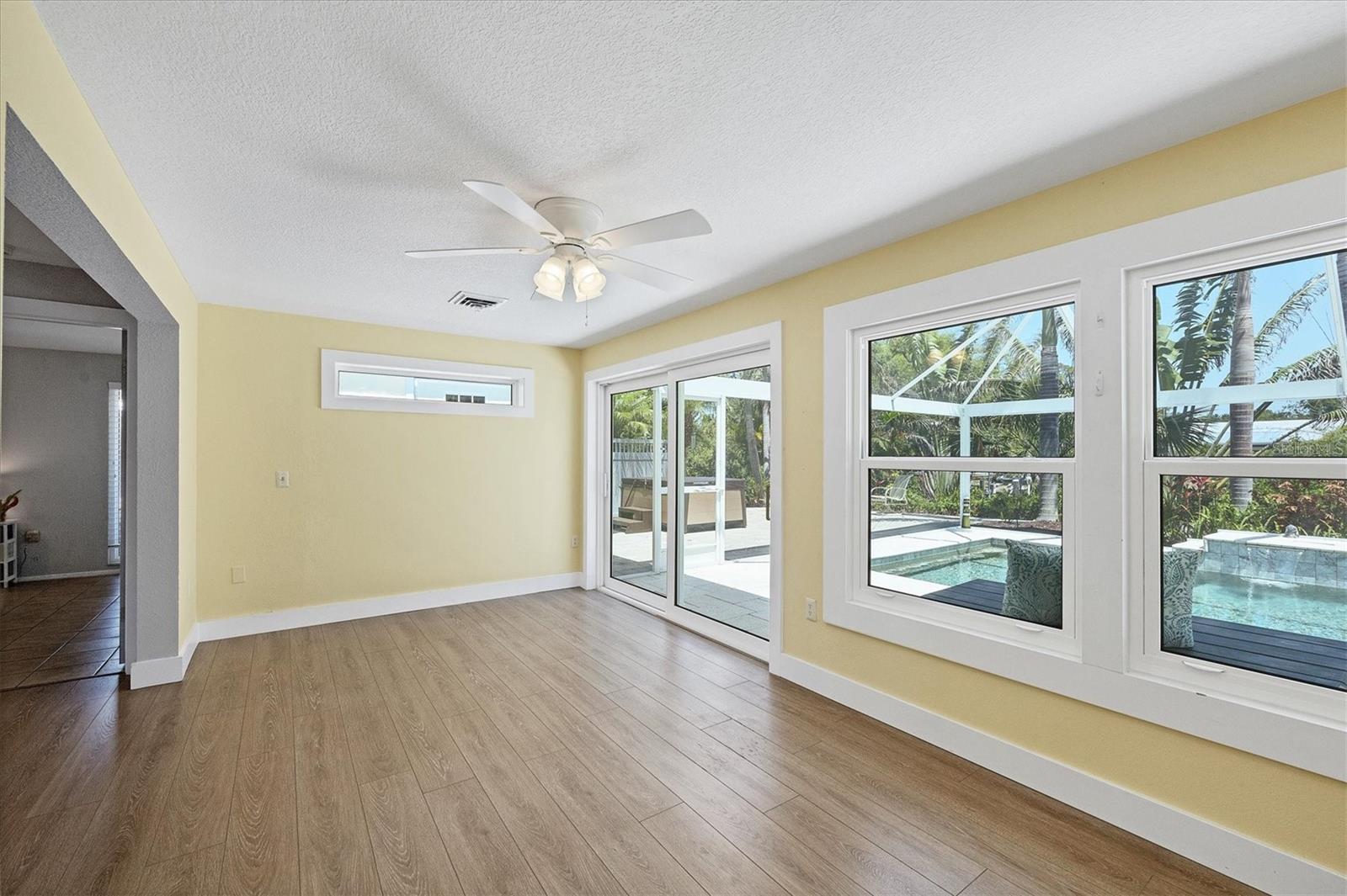 Image 15 of 42 For 142 Sunaire Terrace