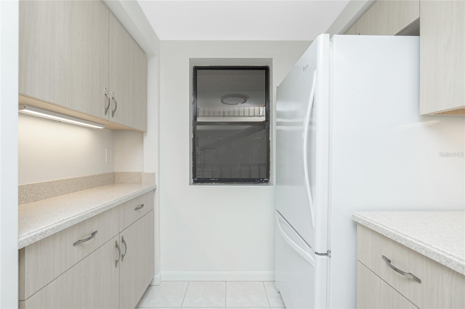 Image 10 of 62 For 1551 Beach Road 212