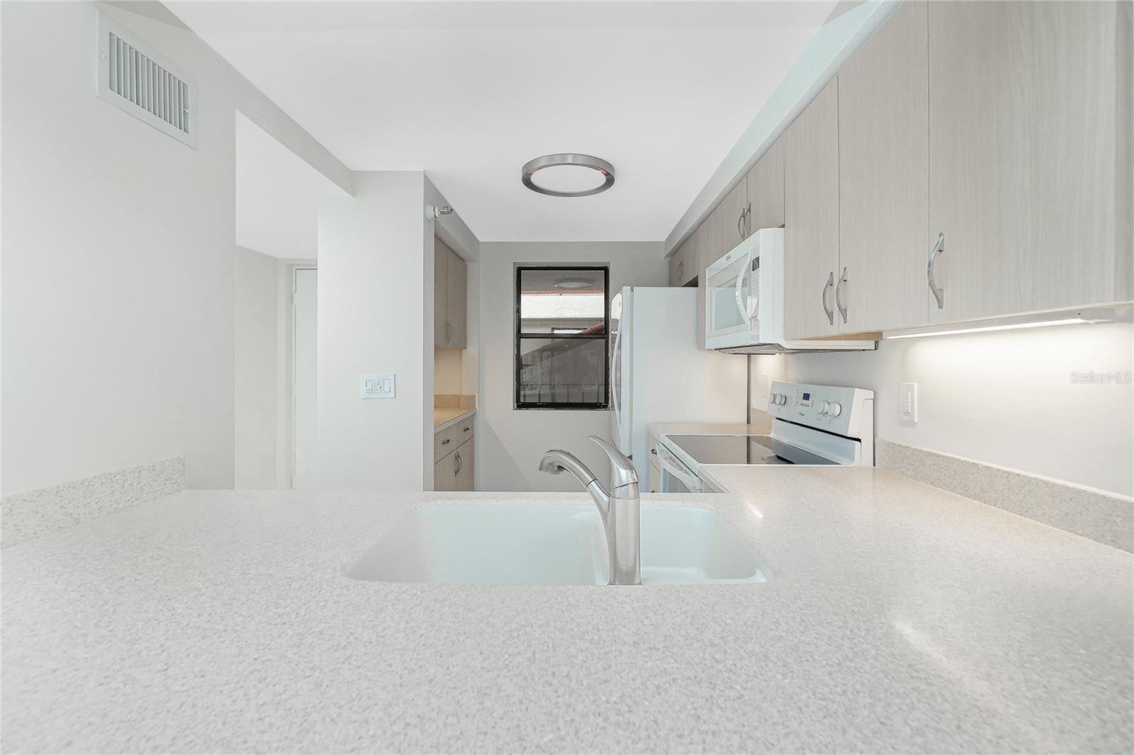 Image 18 of 62 For 1551 Beach Road 212