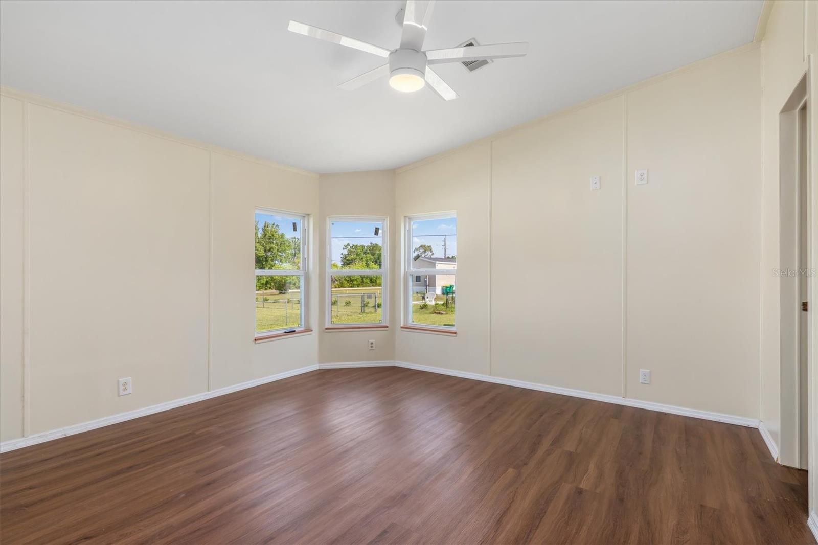 Image 16 of 53 For 27981 Roanoke Circle