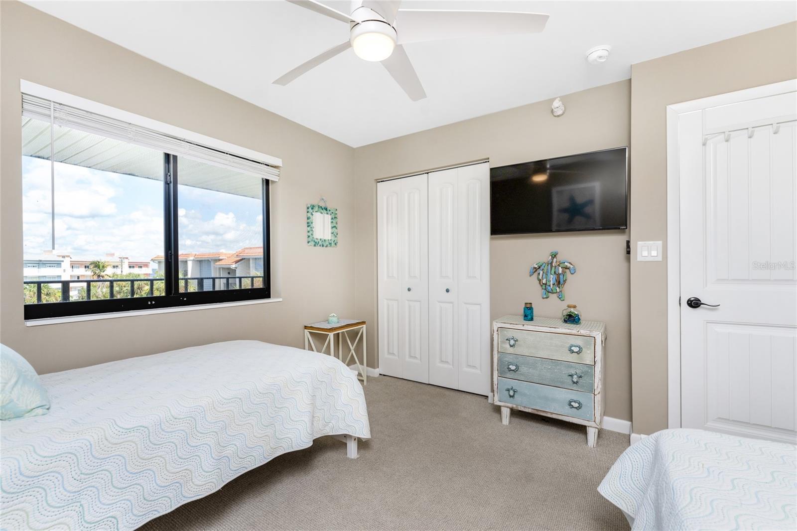 Image 27 of 42 For 1591 Beach Road 402