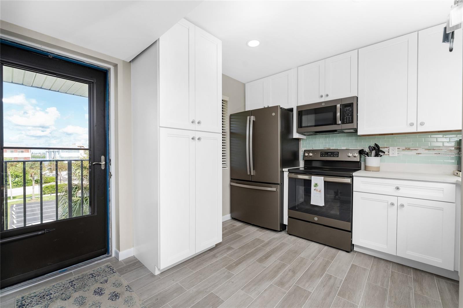 Image 5 of 42 For 1591 Beach Road 402
