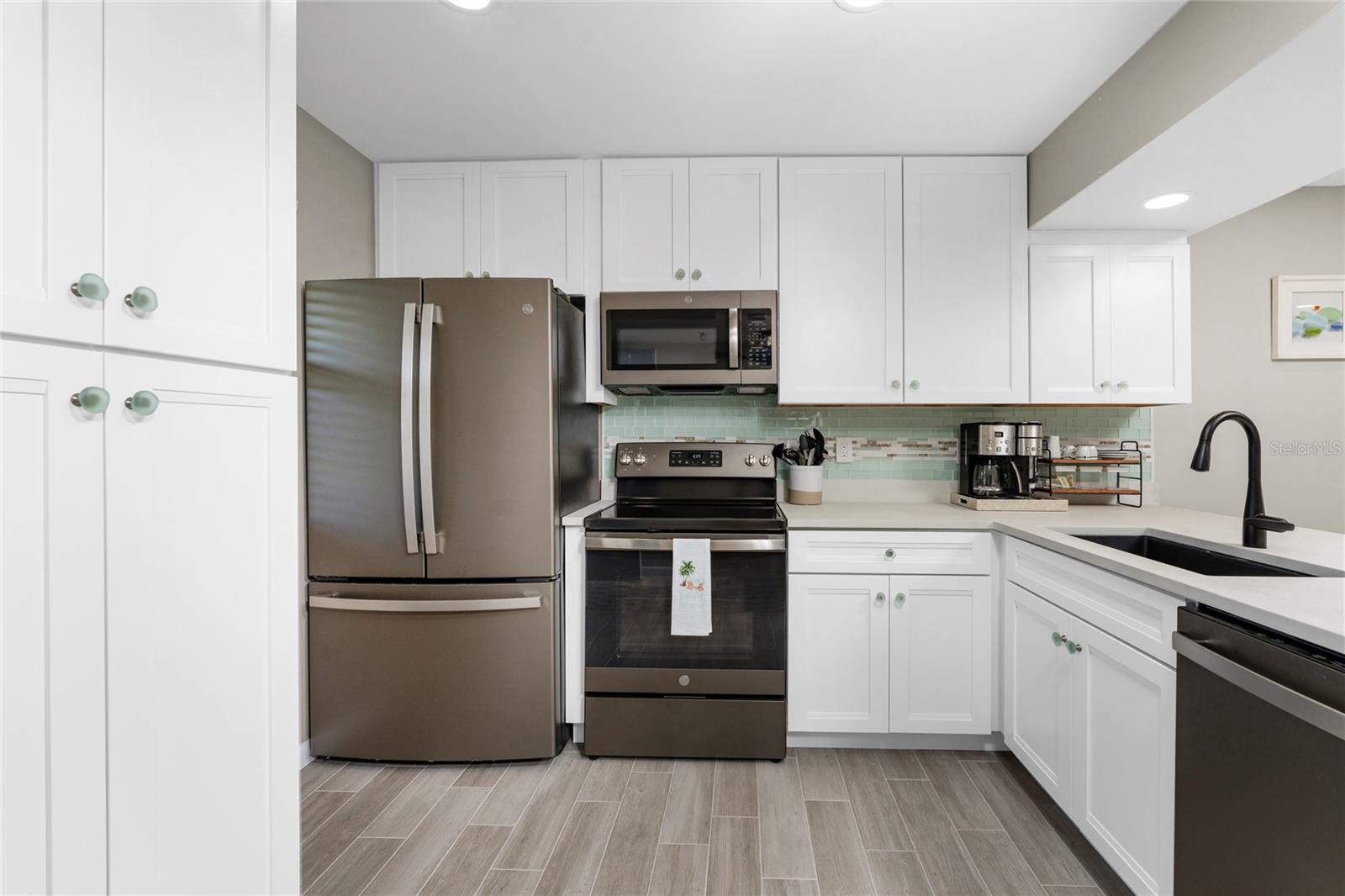 Image 6 of 42 For 1591 Beach Road 402