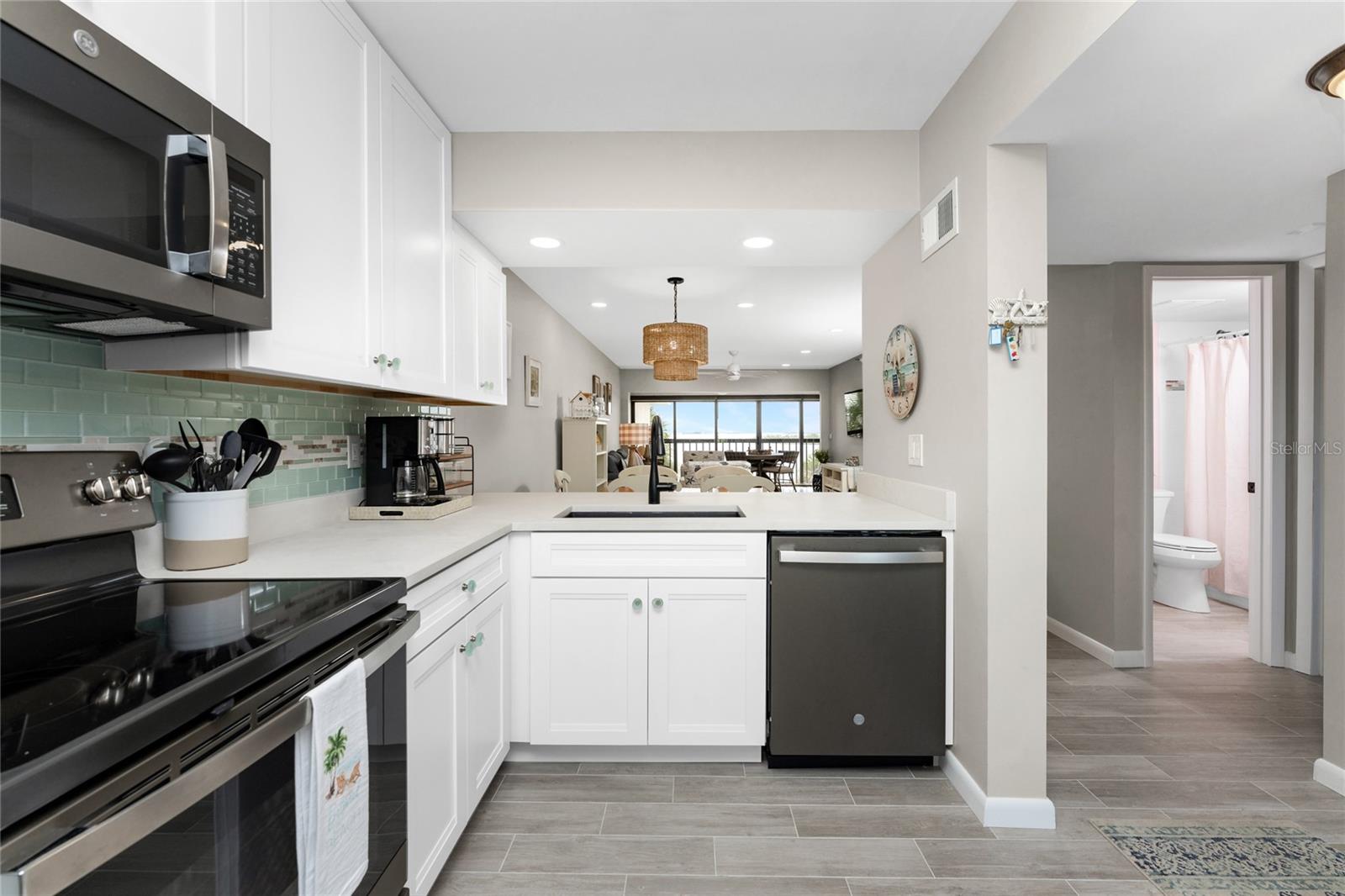 Image 7 of 42 For 1591 Beach Road 402