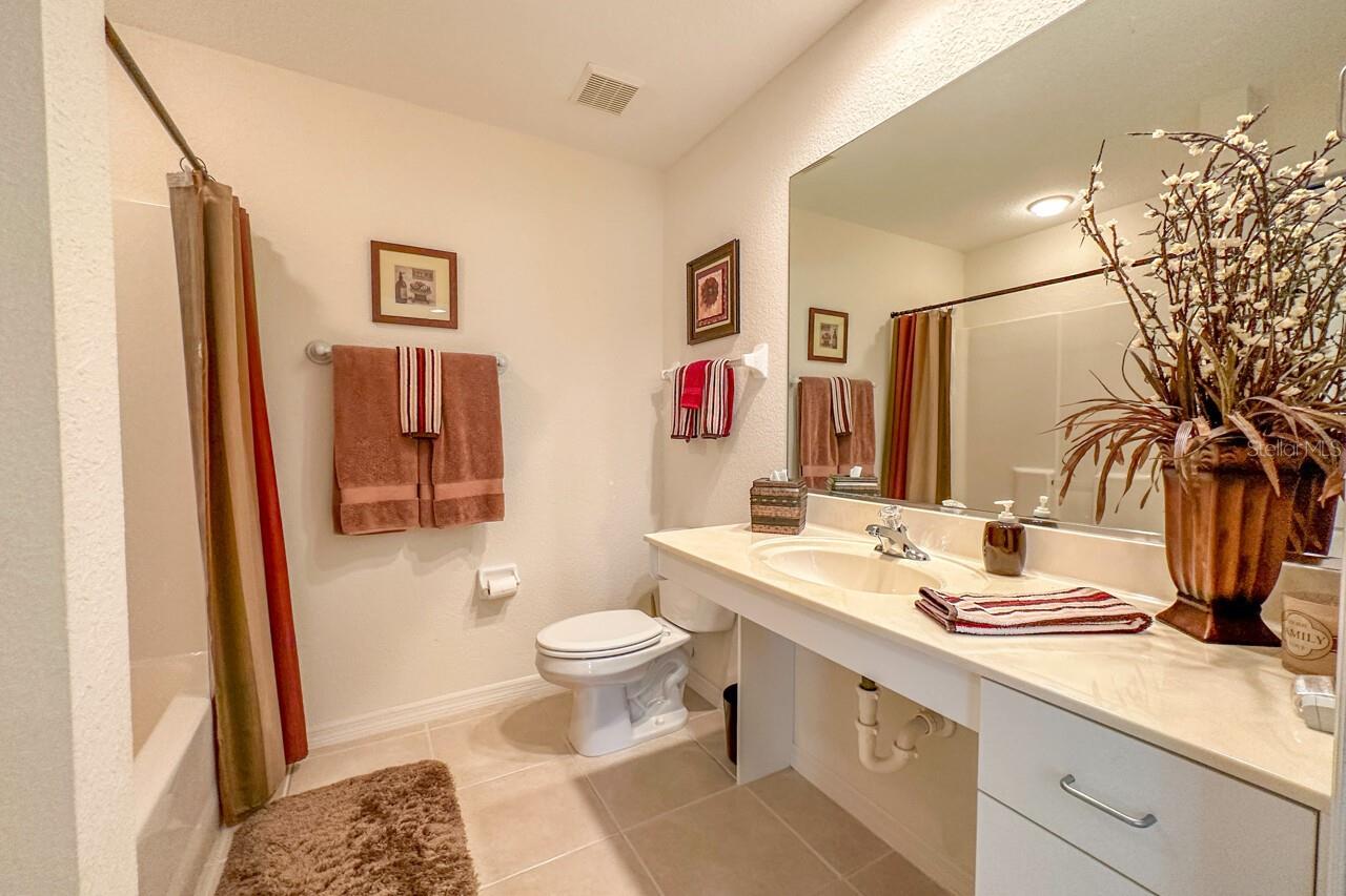 Image 24 of 47 For 9900 Fiddlers Green Circle 239