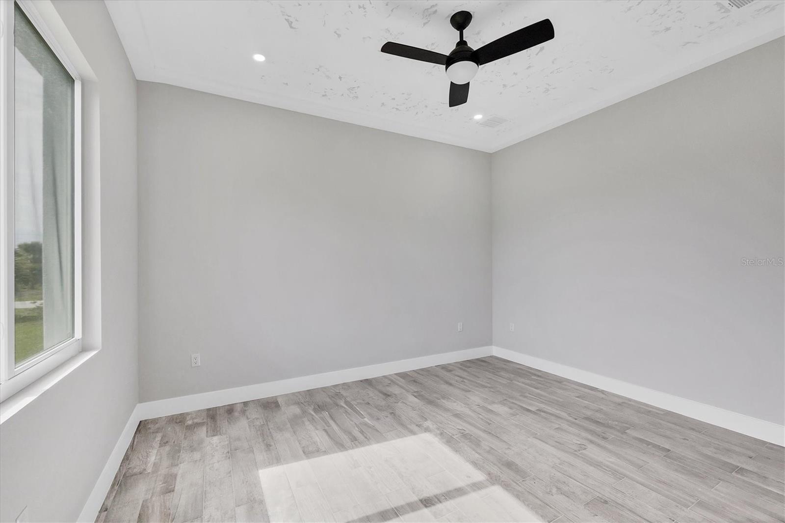 Image 29 of 41 For 123 Ferdon Circle