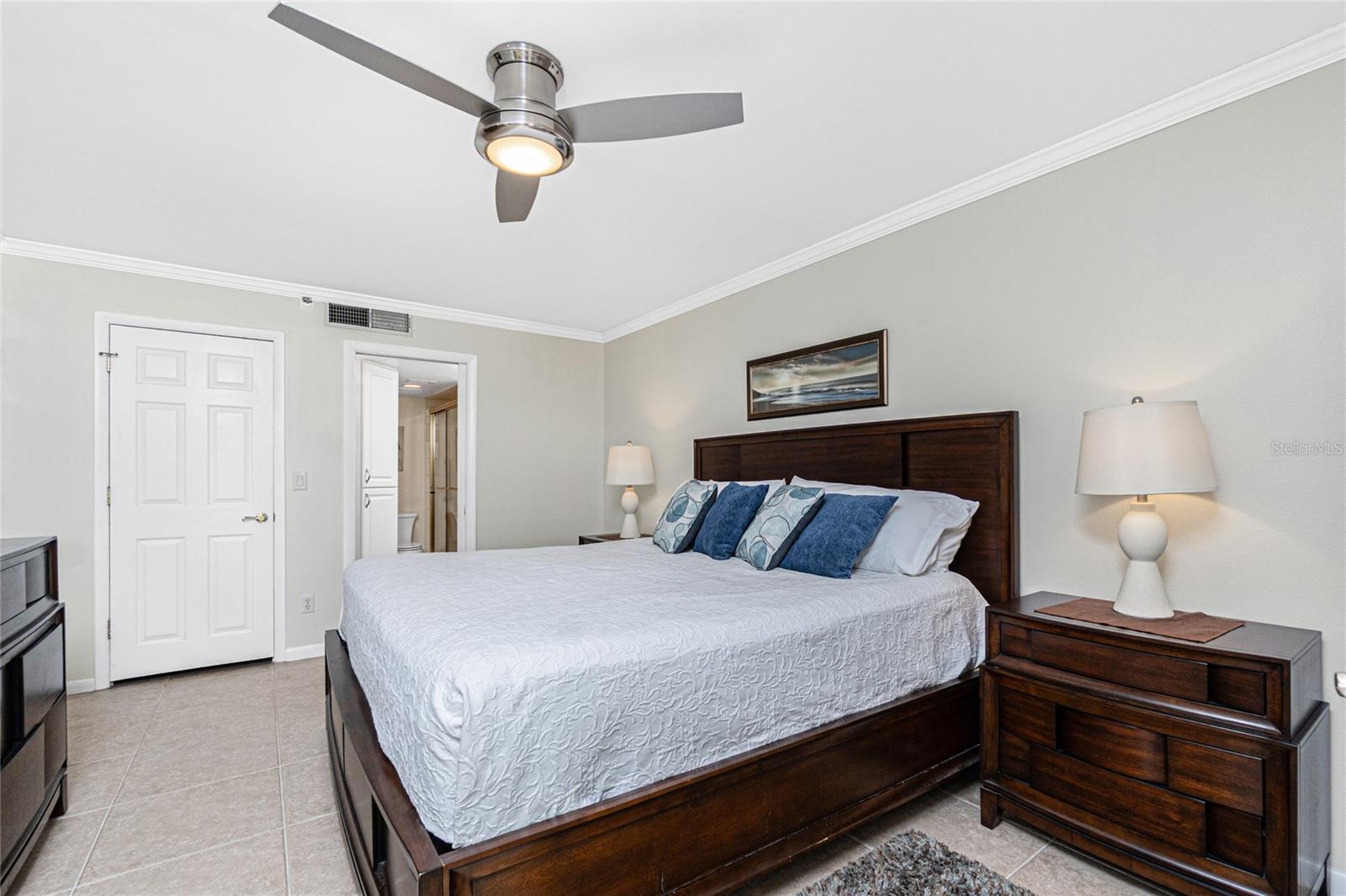 Listing photo id 25 for 1701 Beach Road 207