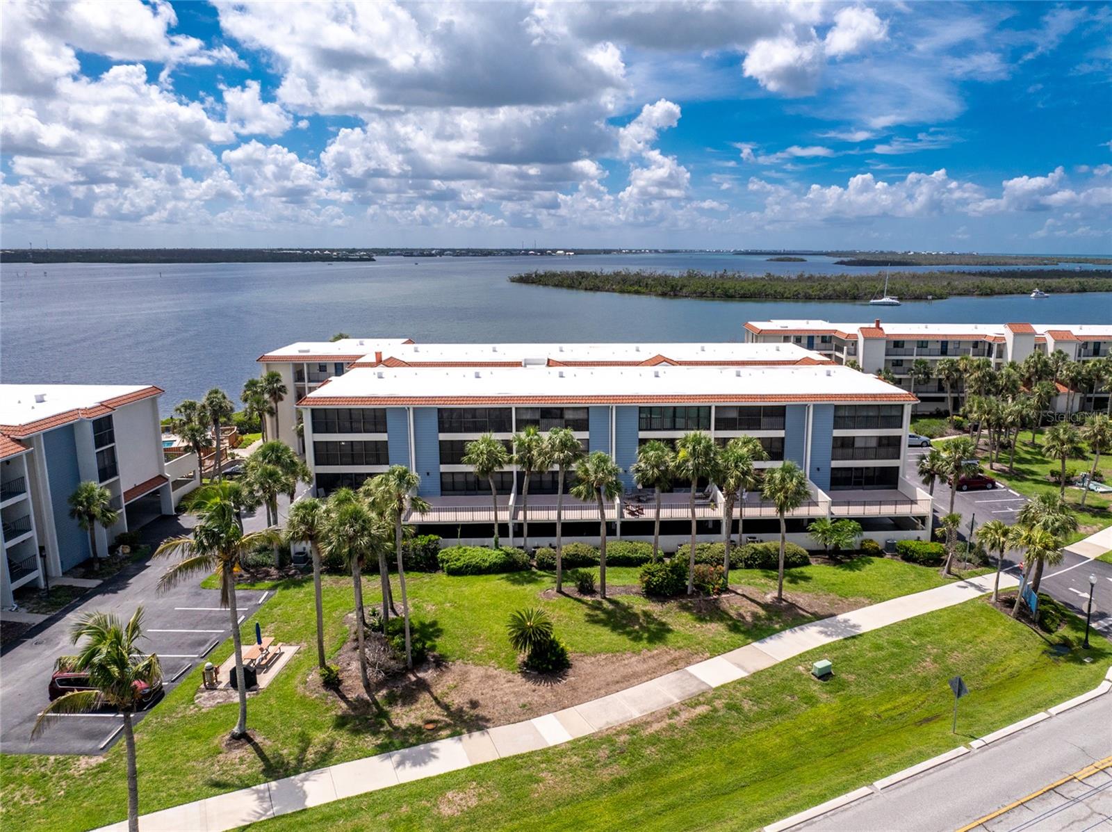 Listing photo id 1 for 1701 Beach Road 207