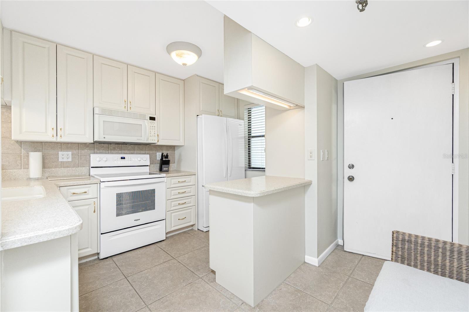 Listing photo id 3 for 1701 Beach Road 207