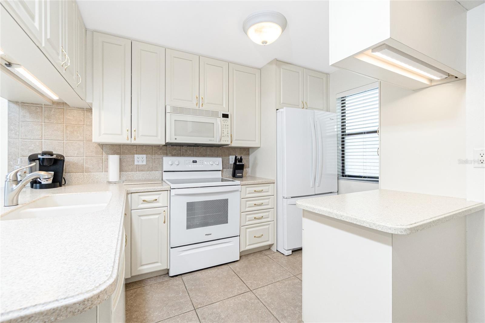 Listing photo id 4 for 1701 Beach Road 207