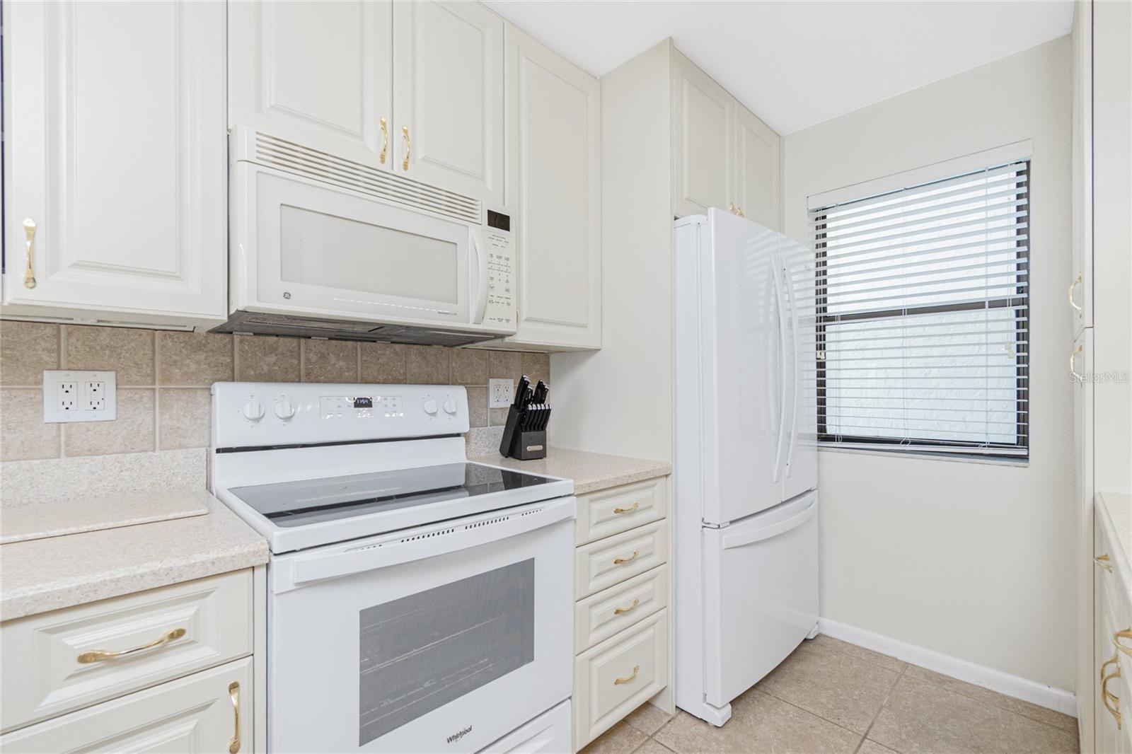 Listing photo id 5 for 1701 Beach Road 207