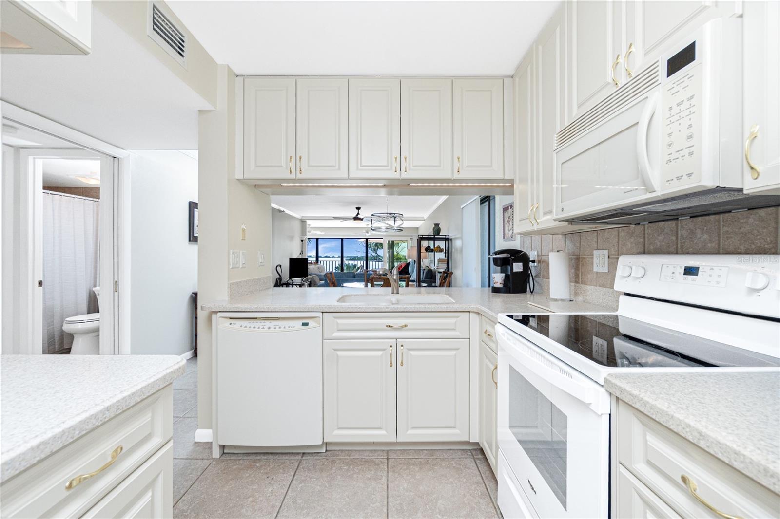 Listing photo id 6 for 1701 Beach Road 207