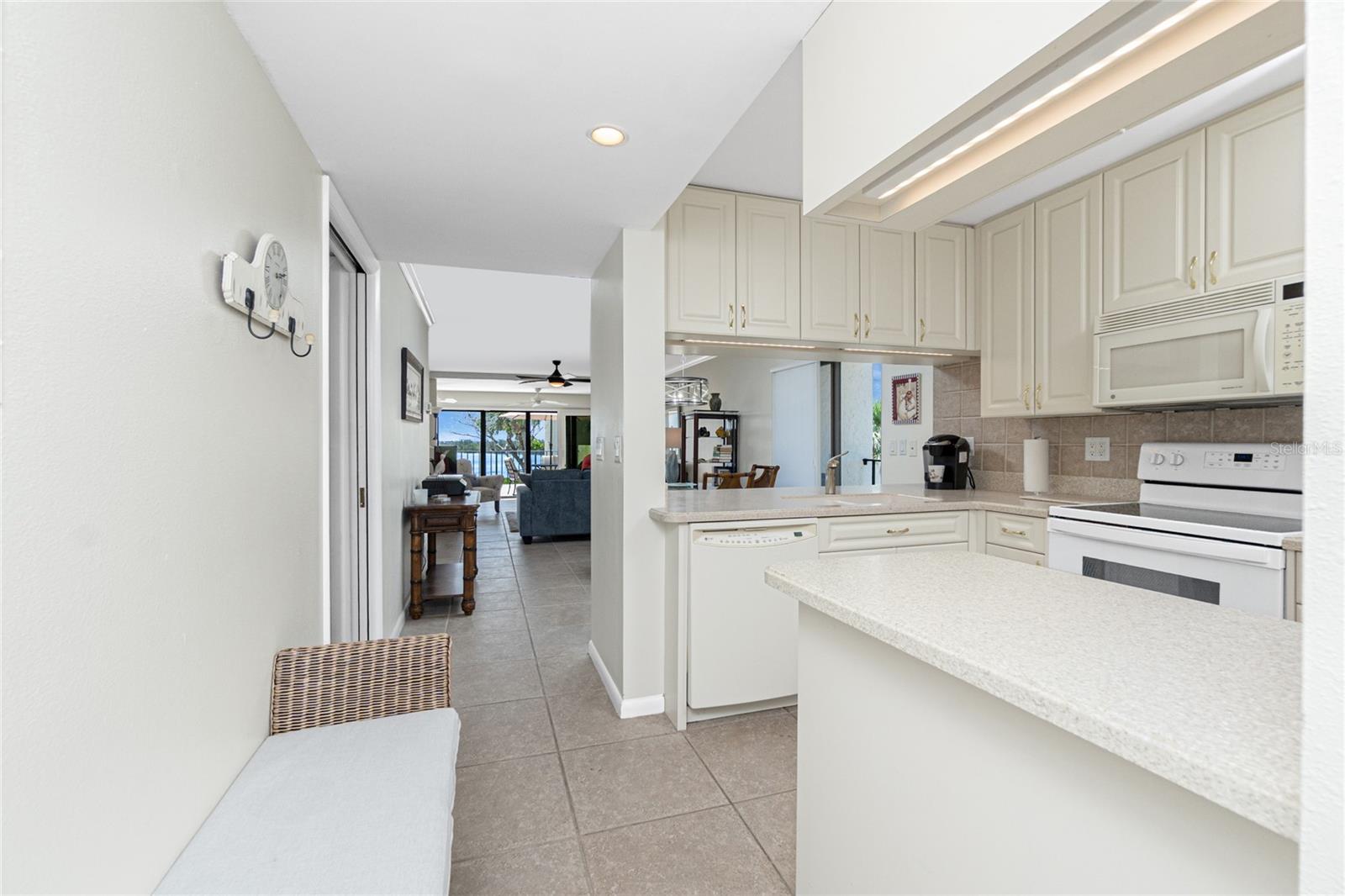 Listing photo id 7 for 1701 Beach Road 207