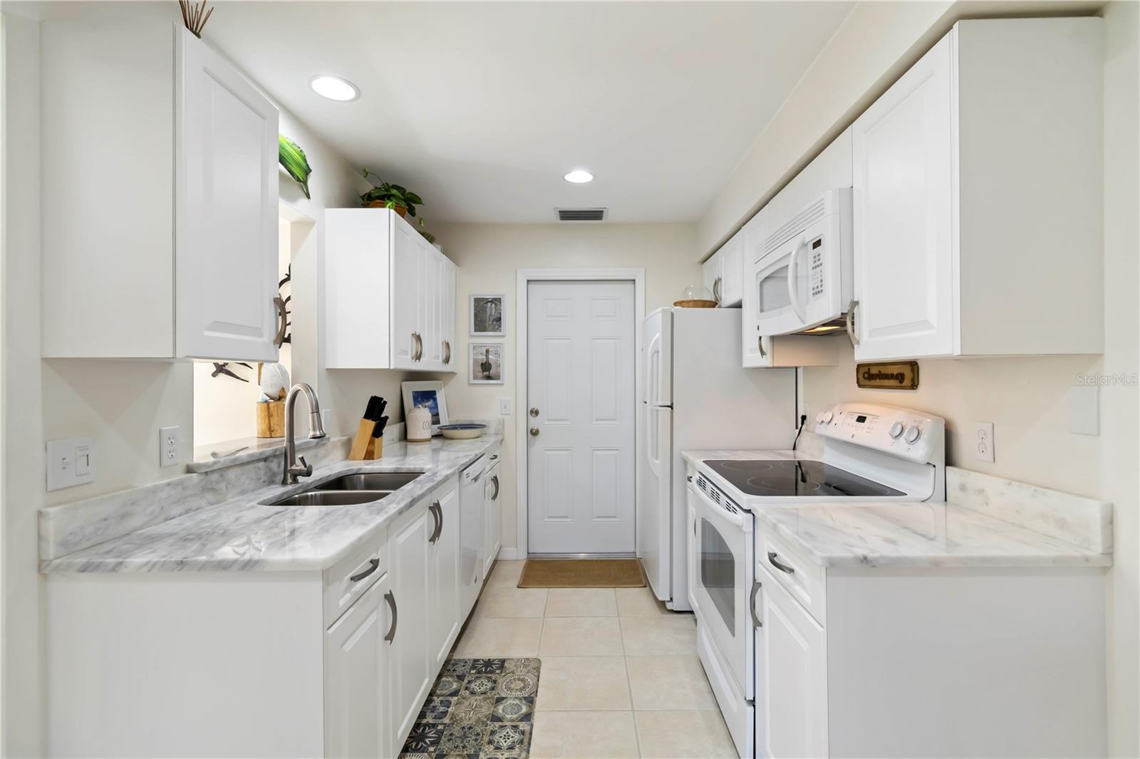 Image 11 of 38 For 609 Deerwood Avenue