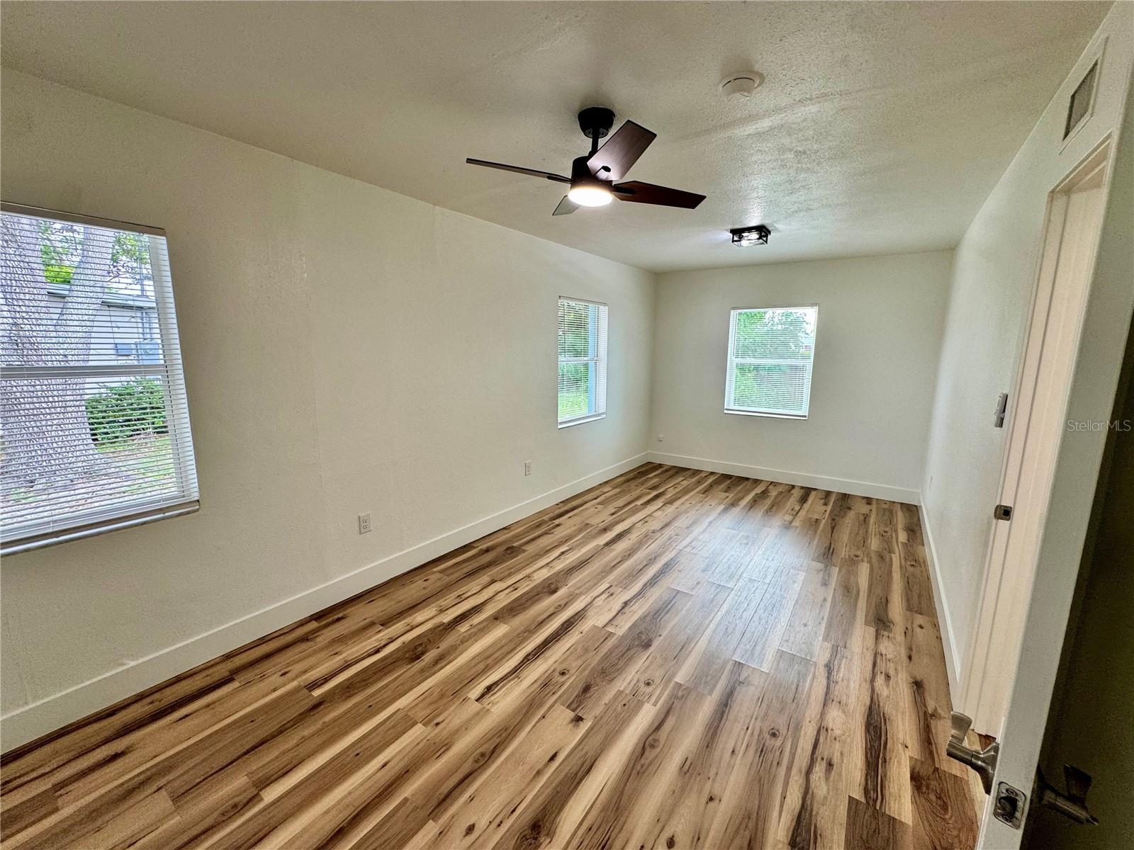 Image 11 of 28 For 300 Dalton Blvd Boulevard