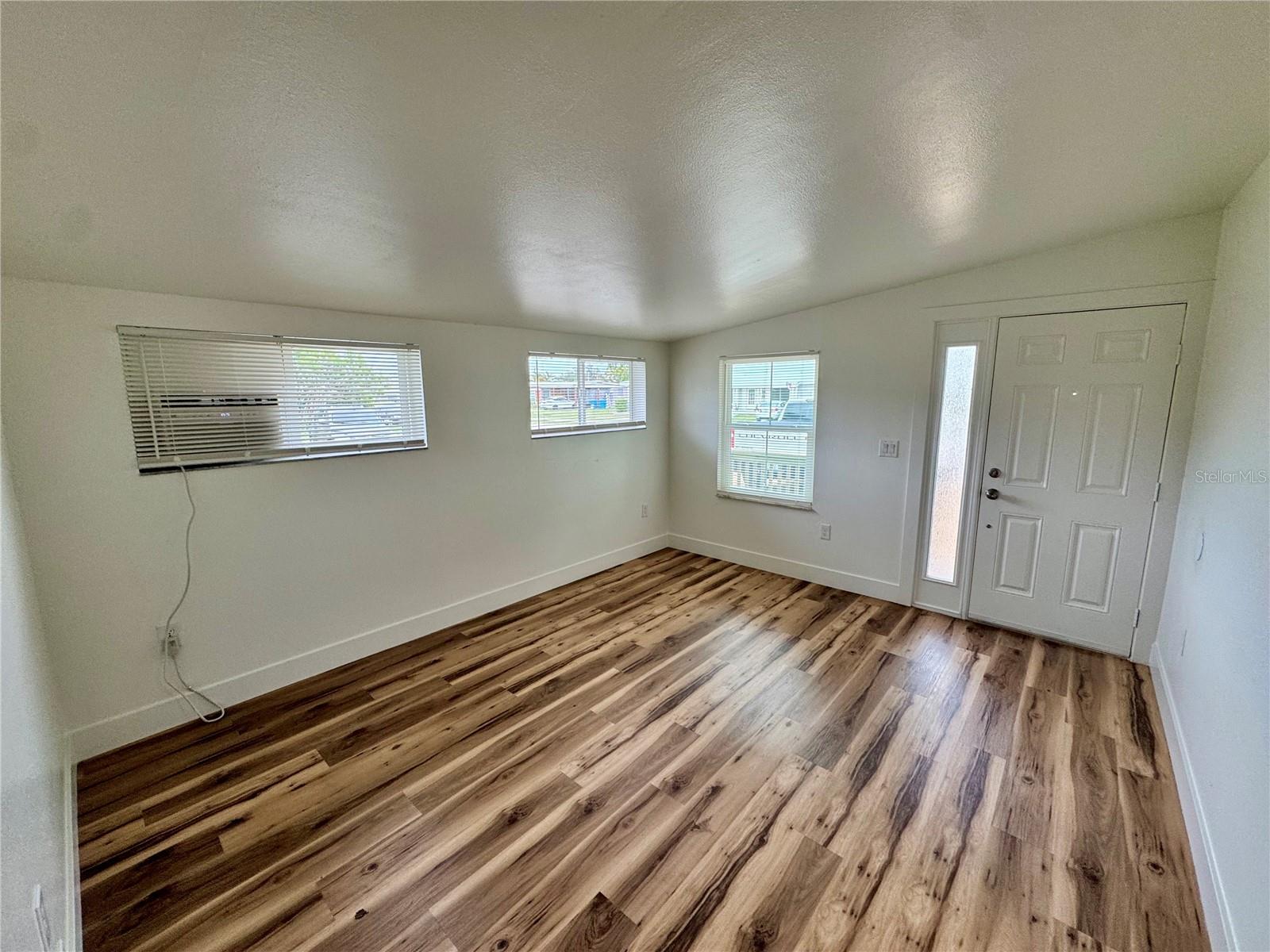 Image 17 of 28 For 300 Dalton Blvd Boulevard