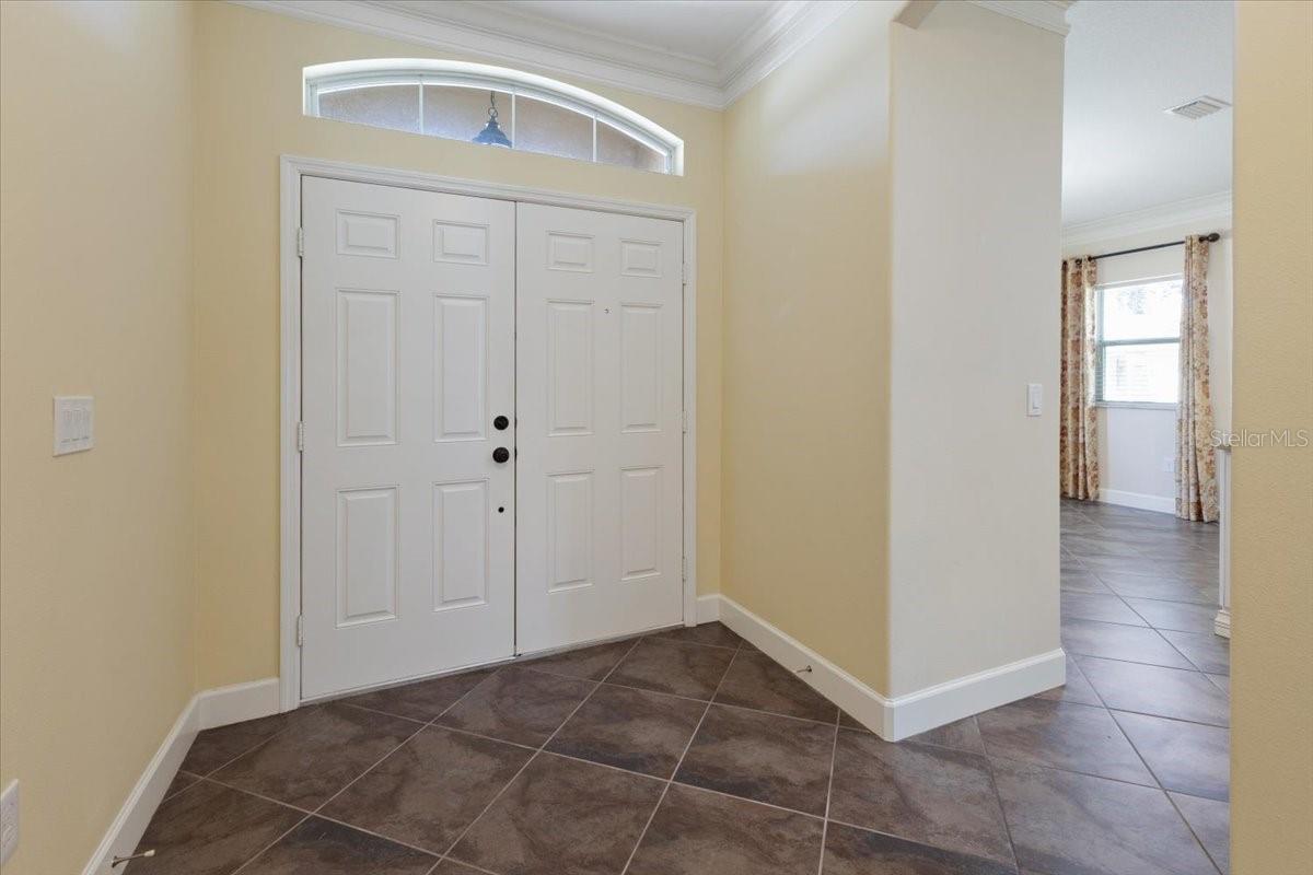 Image 11 of 80 For 576 Gadsen Street