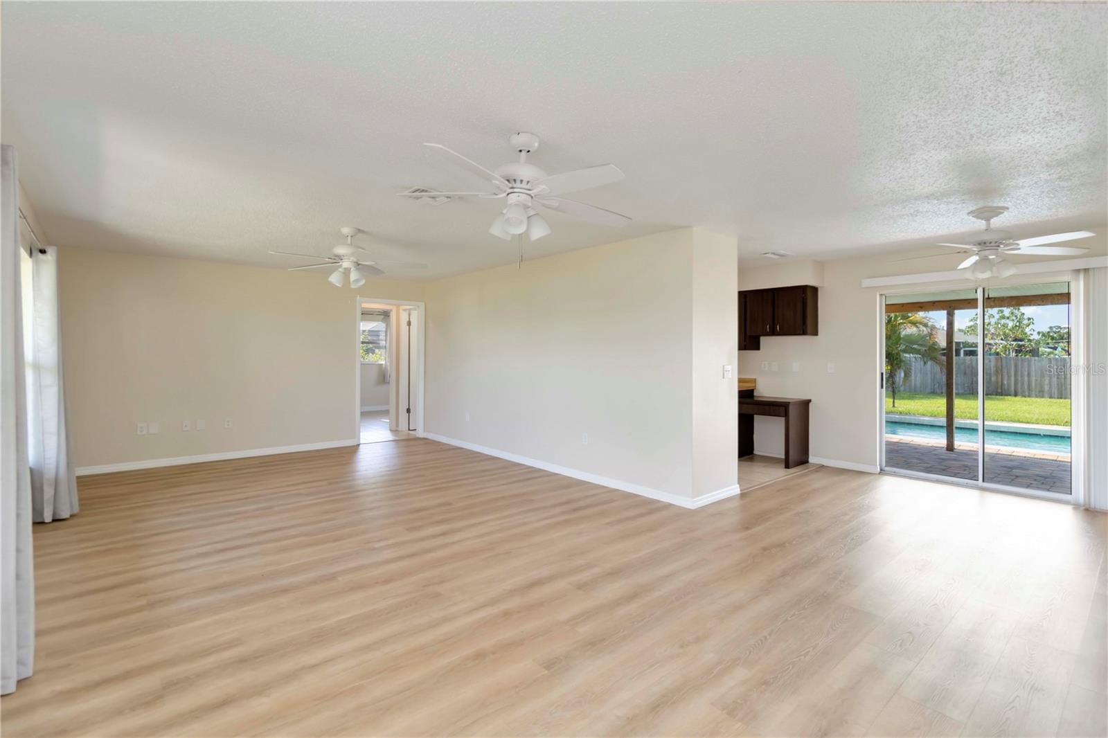 Image 5 of 26 For 725 Coral Way