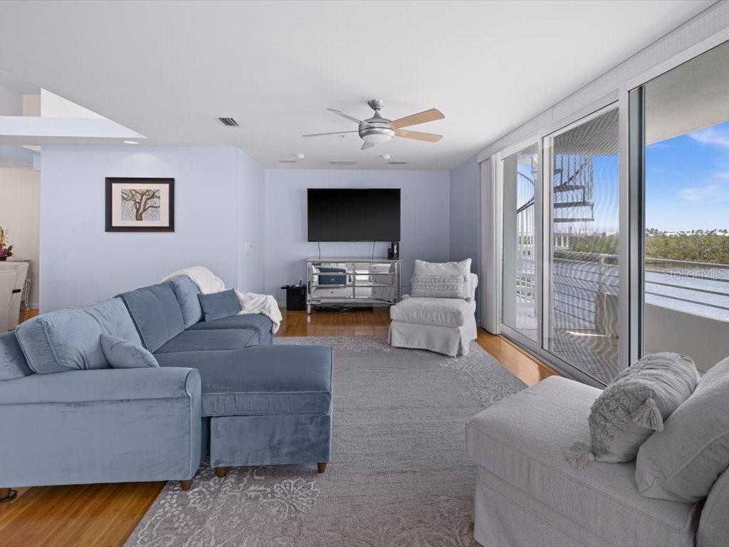 Image 13 of 76 For 8041 Bay Pointe Drive