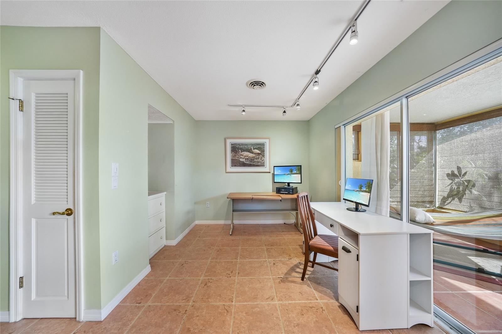 Image 18 of 75 For 4000 Bay Oaks Circle