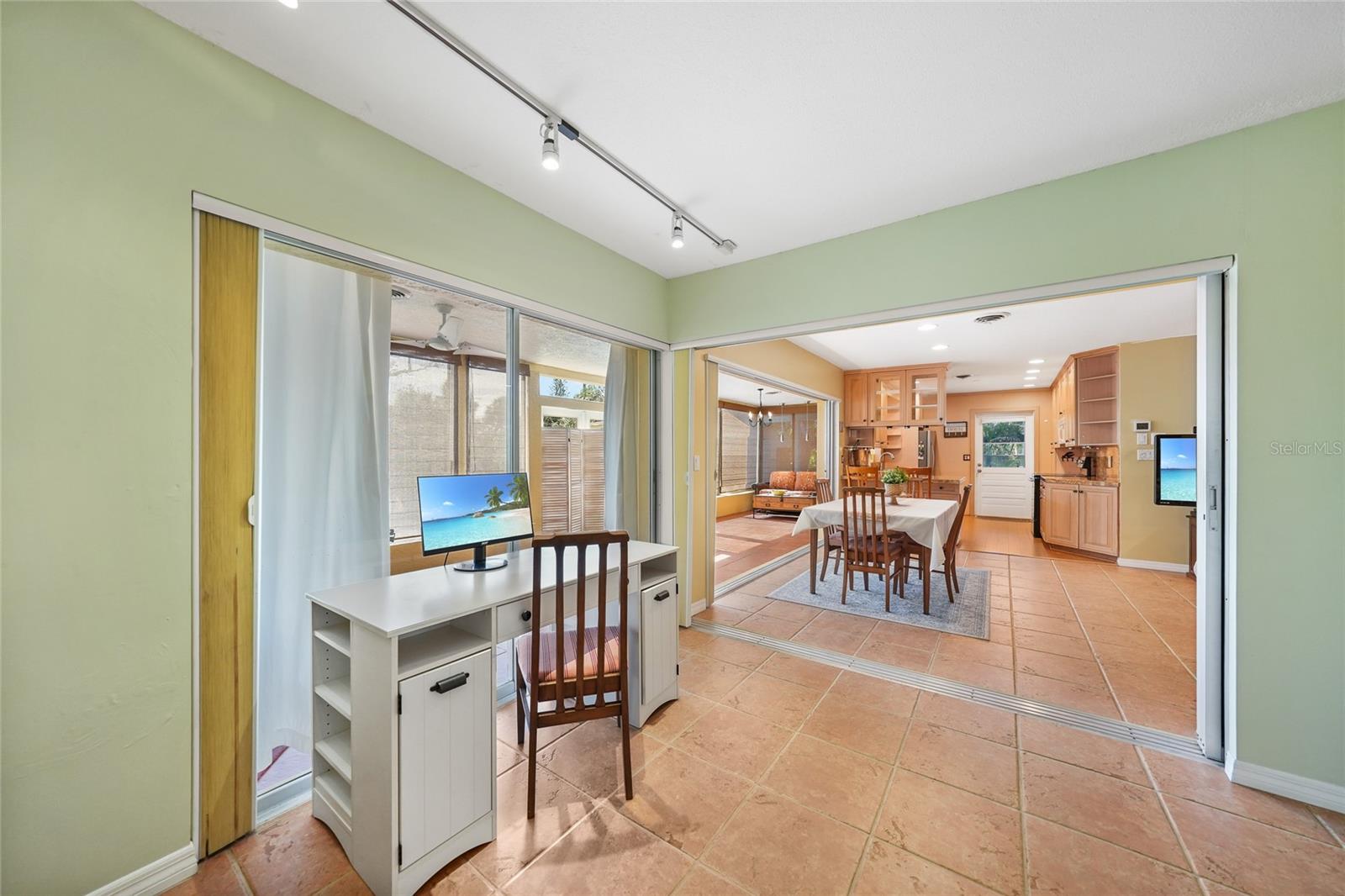 Image 19 of 75 For 4000 Bay Oaks Circle