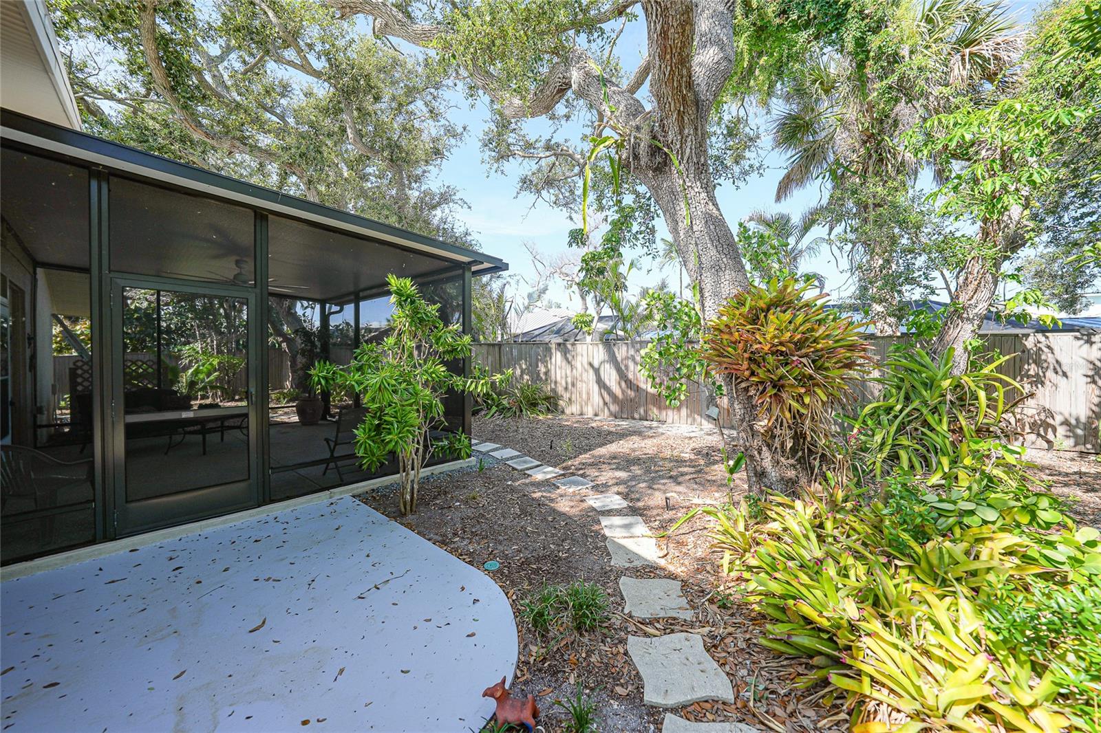 Image 32 of 75 For 4000 Bay Oaks Circle