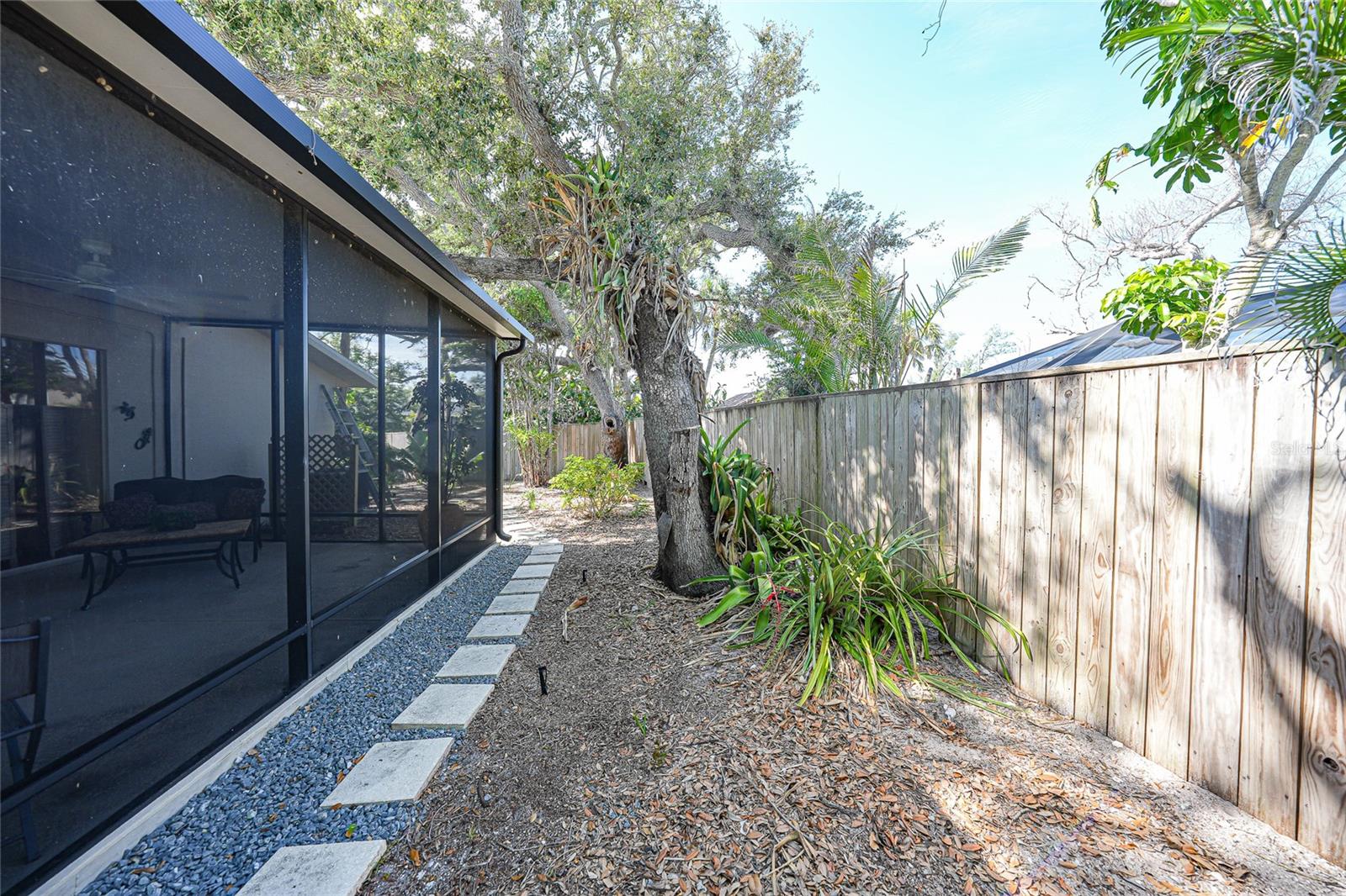 Image 33 of 75 For 4000 Bay Oaks Circle