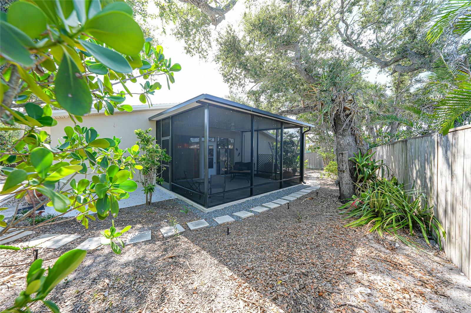 Image 34 of 75 For 4000 Bay Oaks Circle