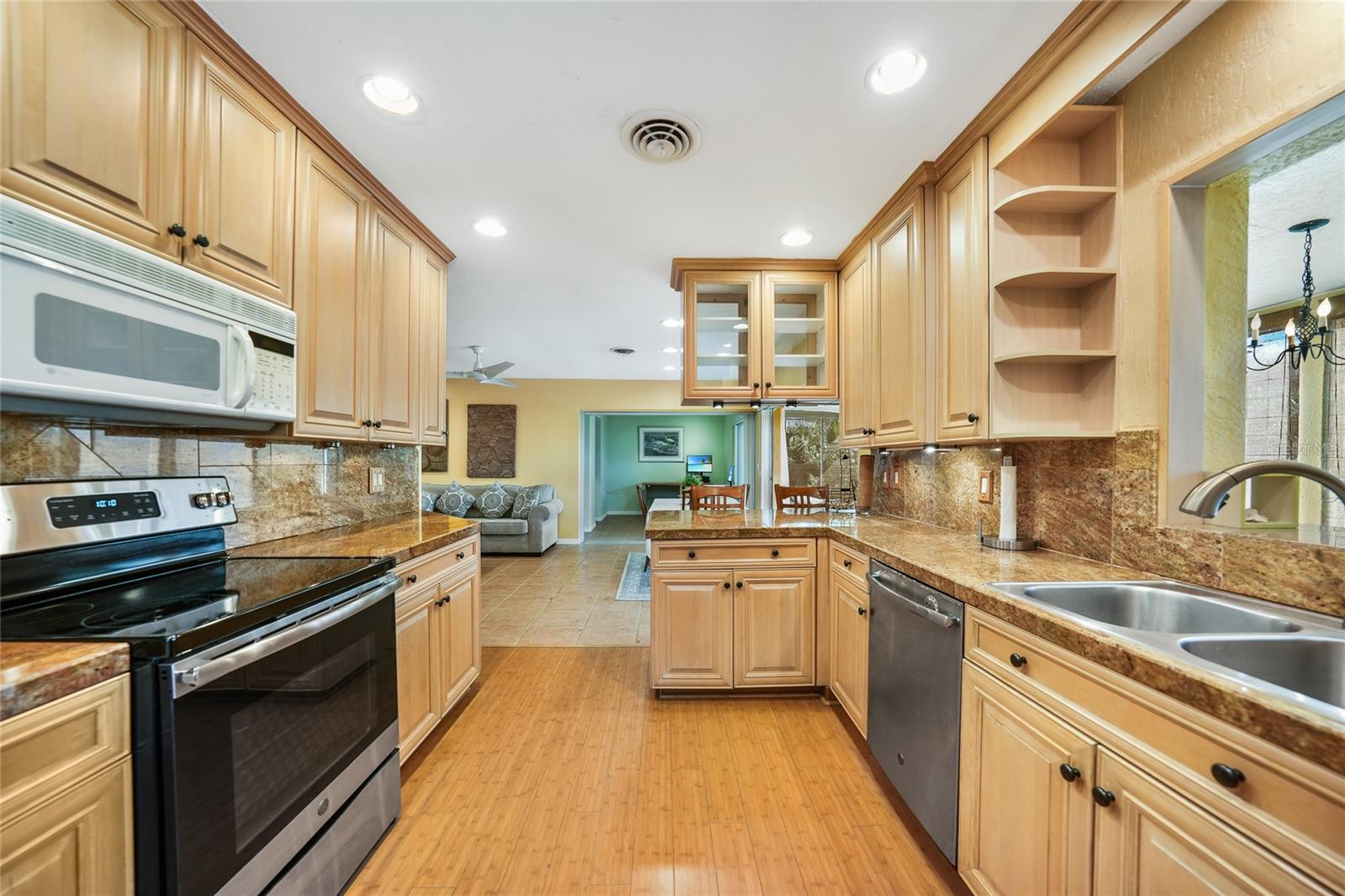 Image 5 of 75 For 4000 Bay Oaks Circle