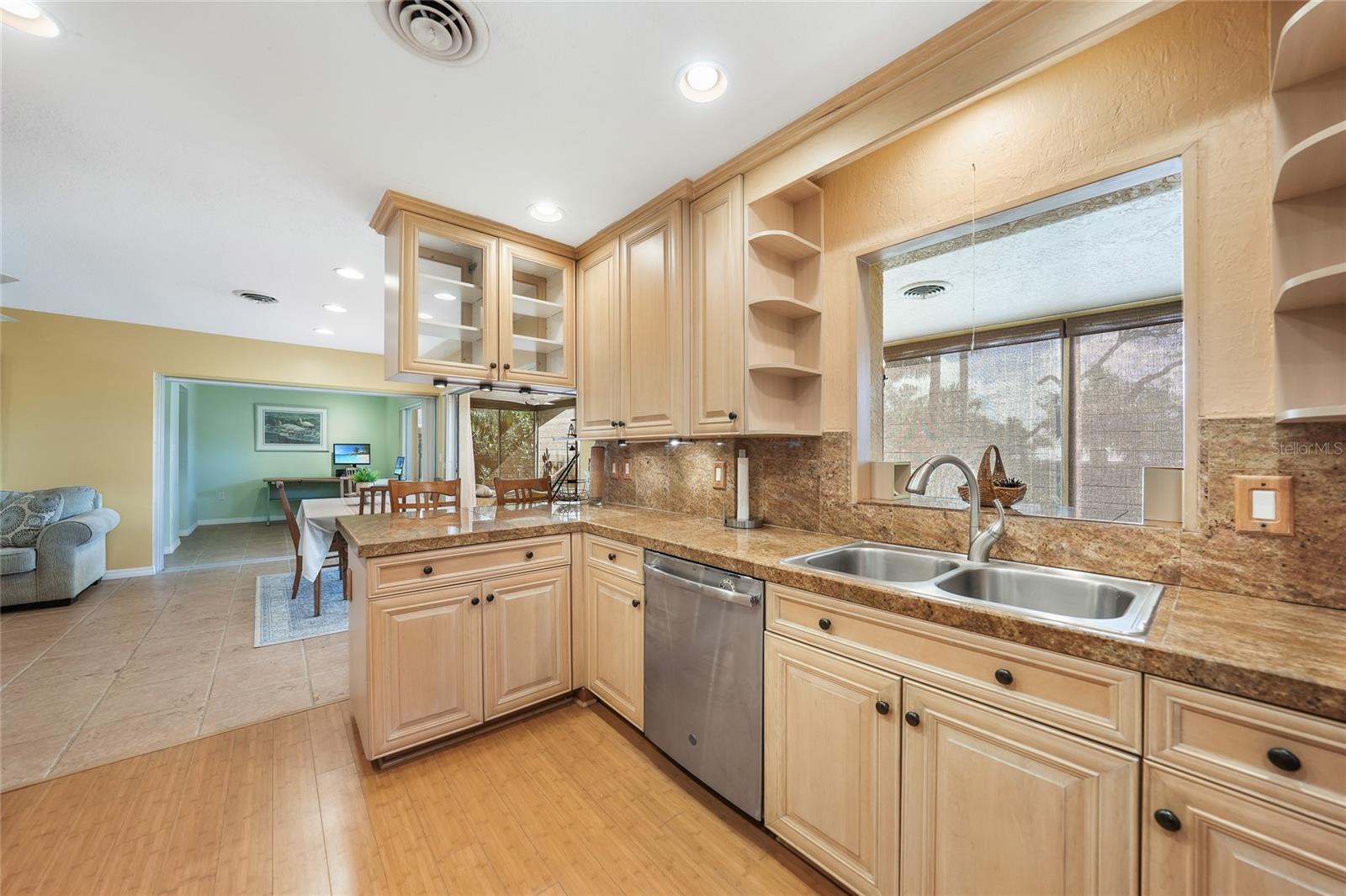 Image 6 of 75 For 4000 Bay Oaks Circle