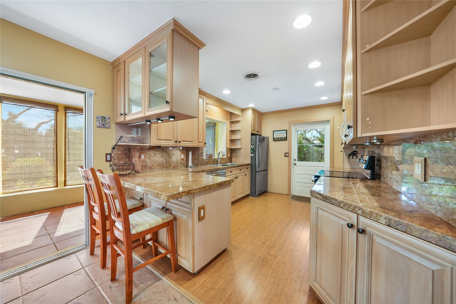 Image 8 of 75 For 4000 Bay Oaks Circle