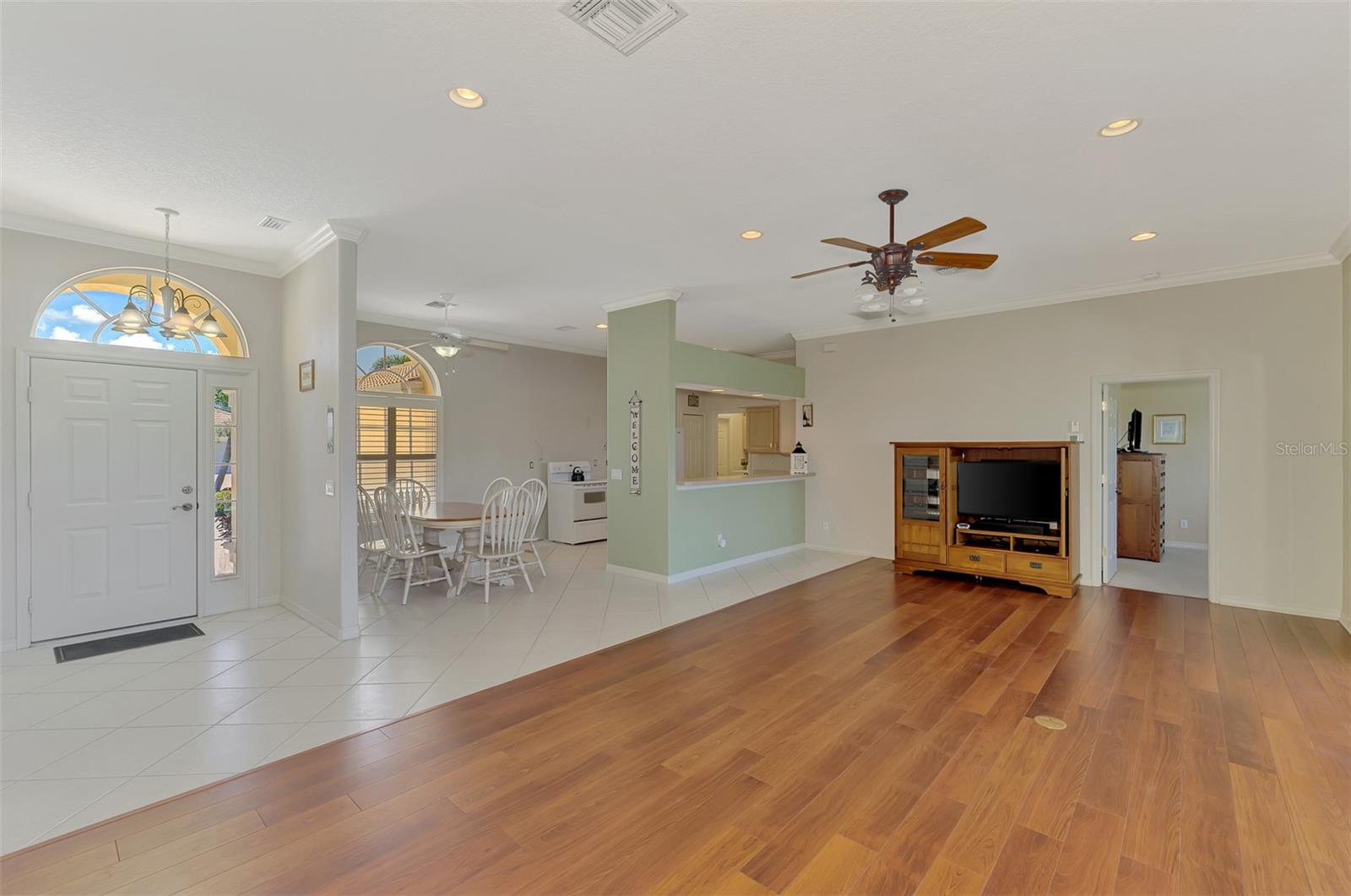 Image 13 of 62 For 7095 Lake Drive