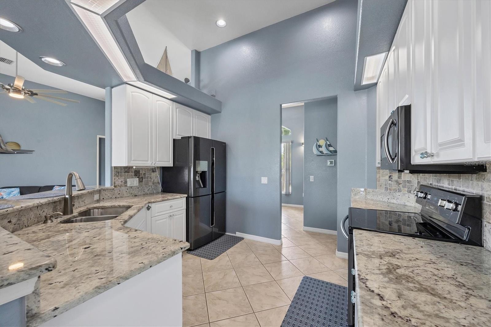 Image 19 of 87 For 15674 Applewhite Circle