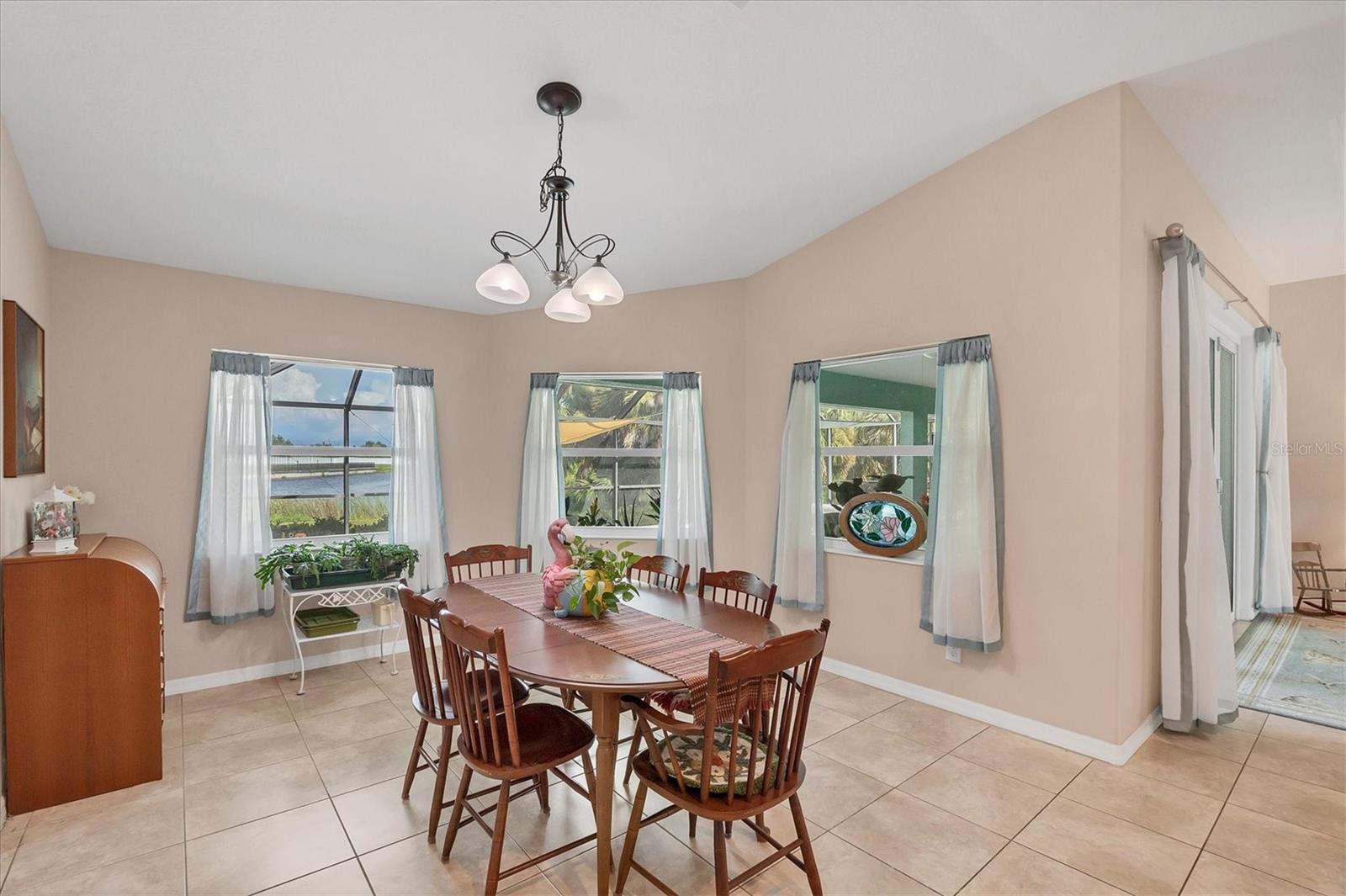 Image 18 of 72 For 9944 Winnipeg Street