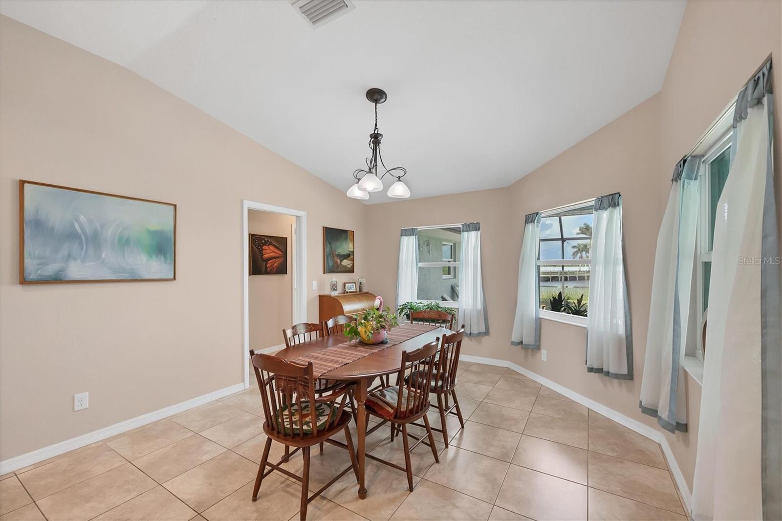 Image 19 of 72 For 9944 Winnipeg Street