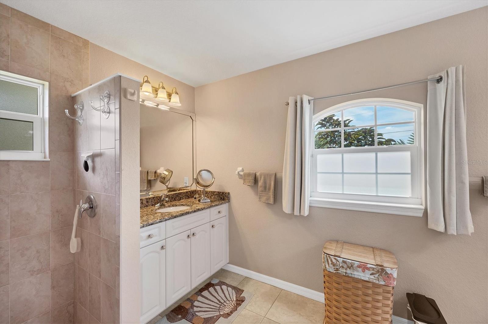 Image 26 of 72 For 9944 Winnipeg Street