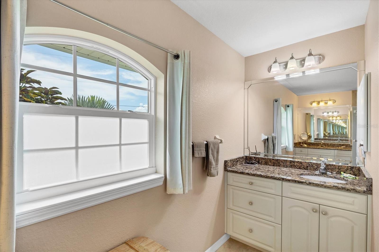 Image 27 of 72 For 9944 Winnipeg Street