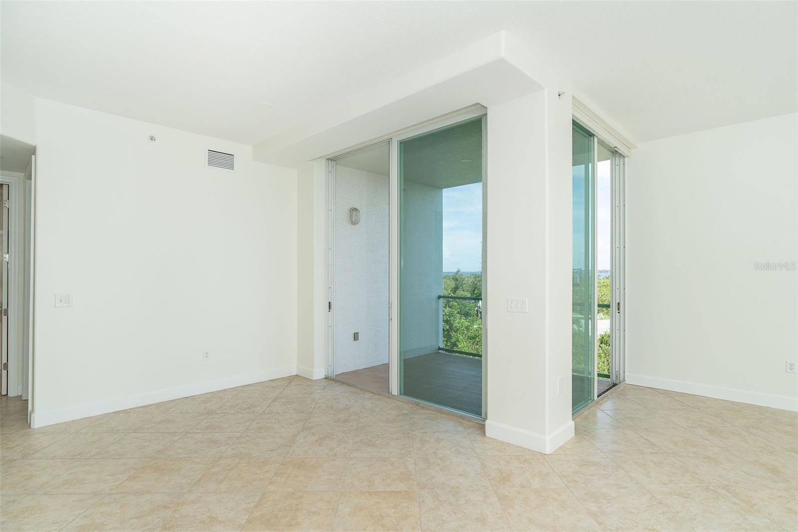 Image 10 of 49 For 1375 Beach Road 210