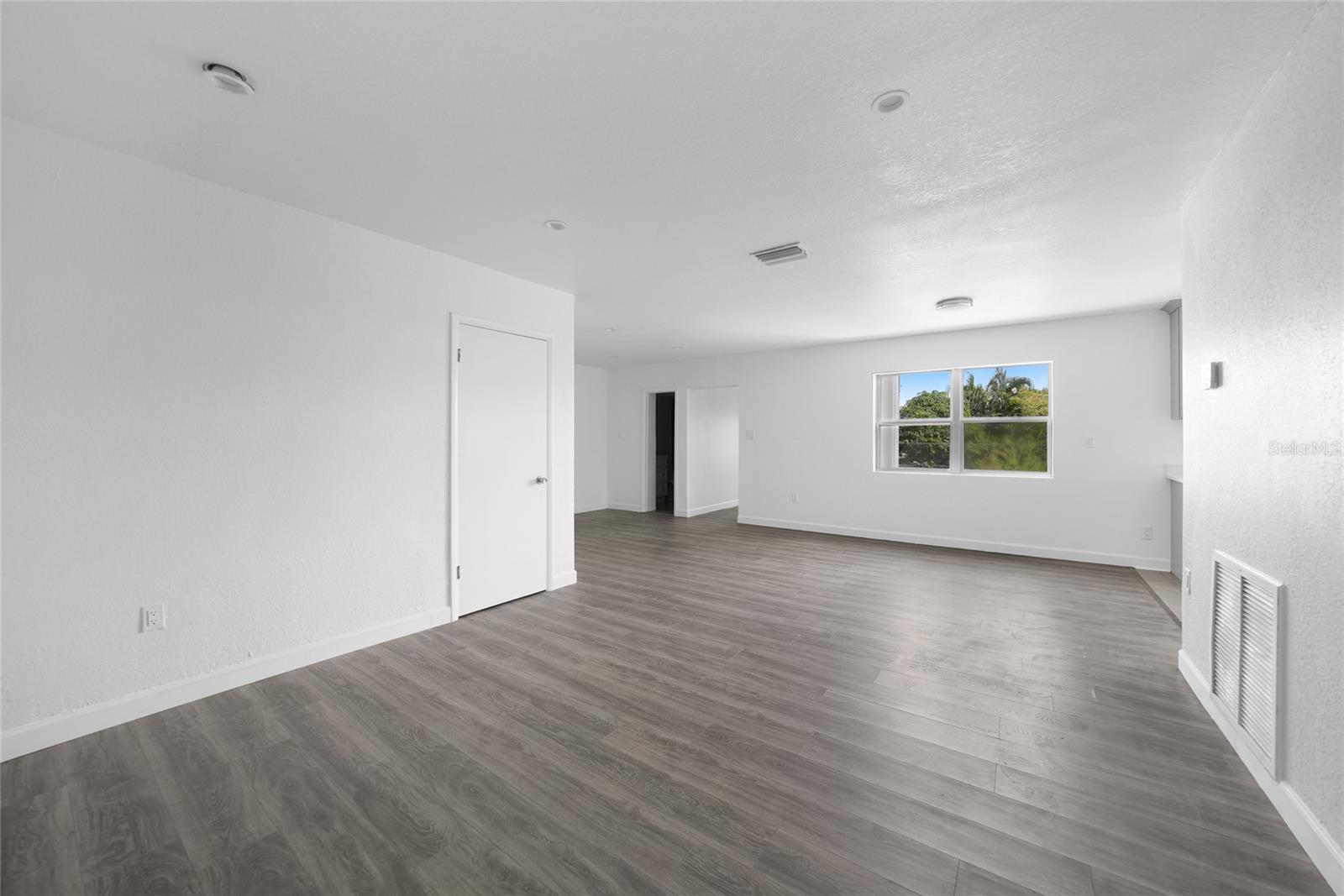 Image 3 of 27 For 2208 Anne Avenue