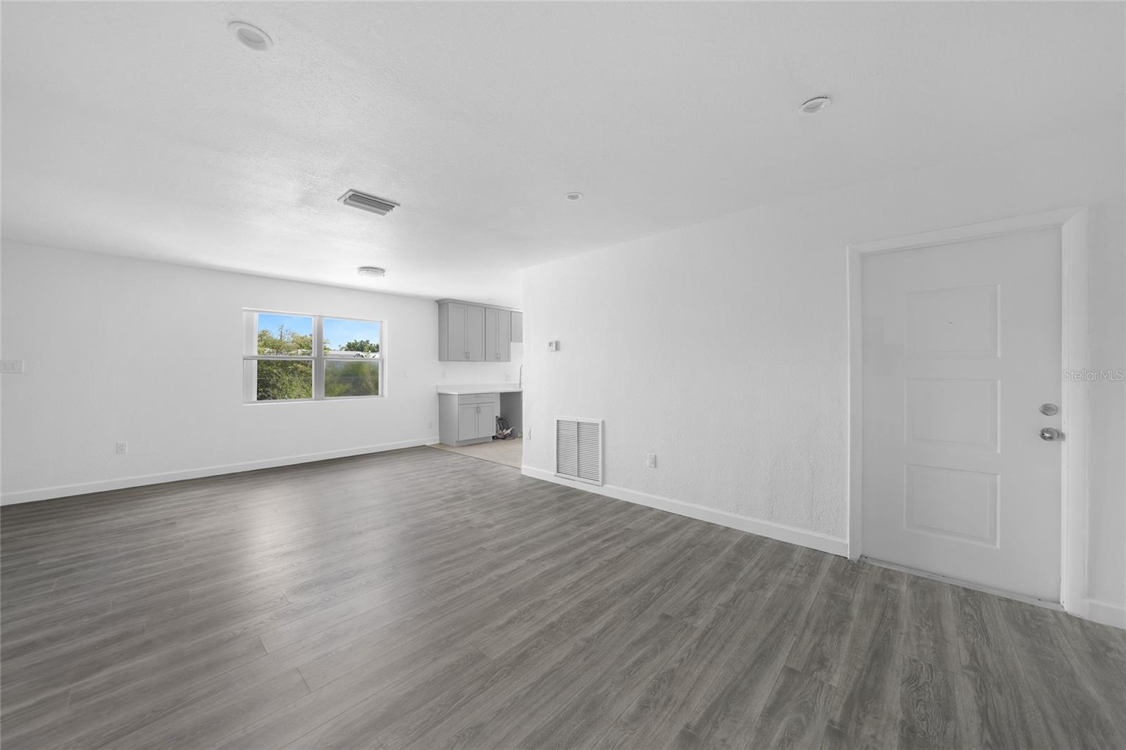 Image 4 of 27 For 2208 Anne Avenue