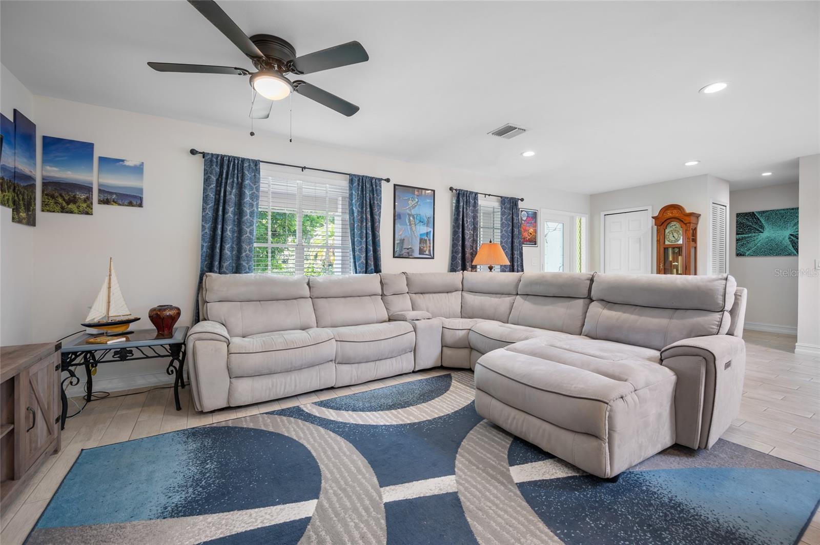 Image 6 of 41 For 13360 Foresman Boulevard