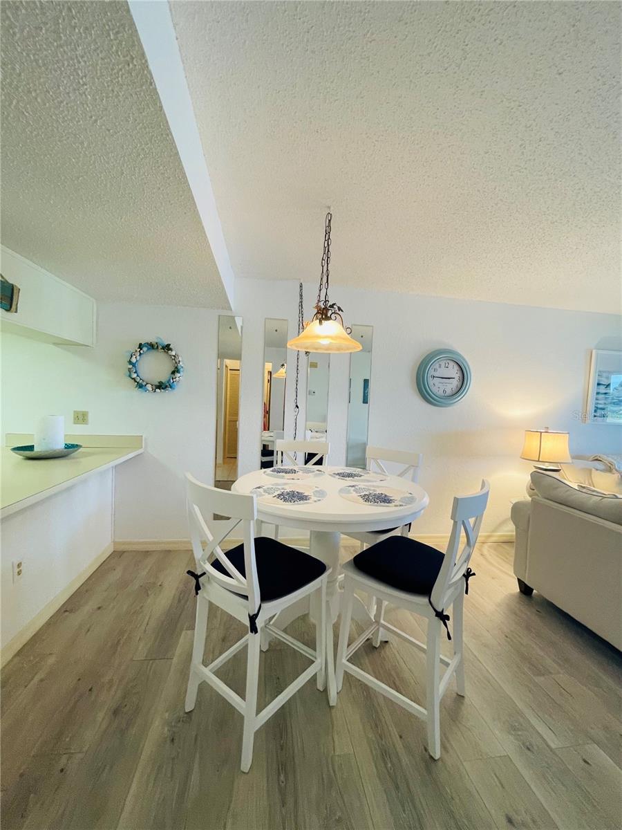 Image 5 of 21 For 4000 Oakview Drive L9