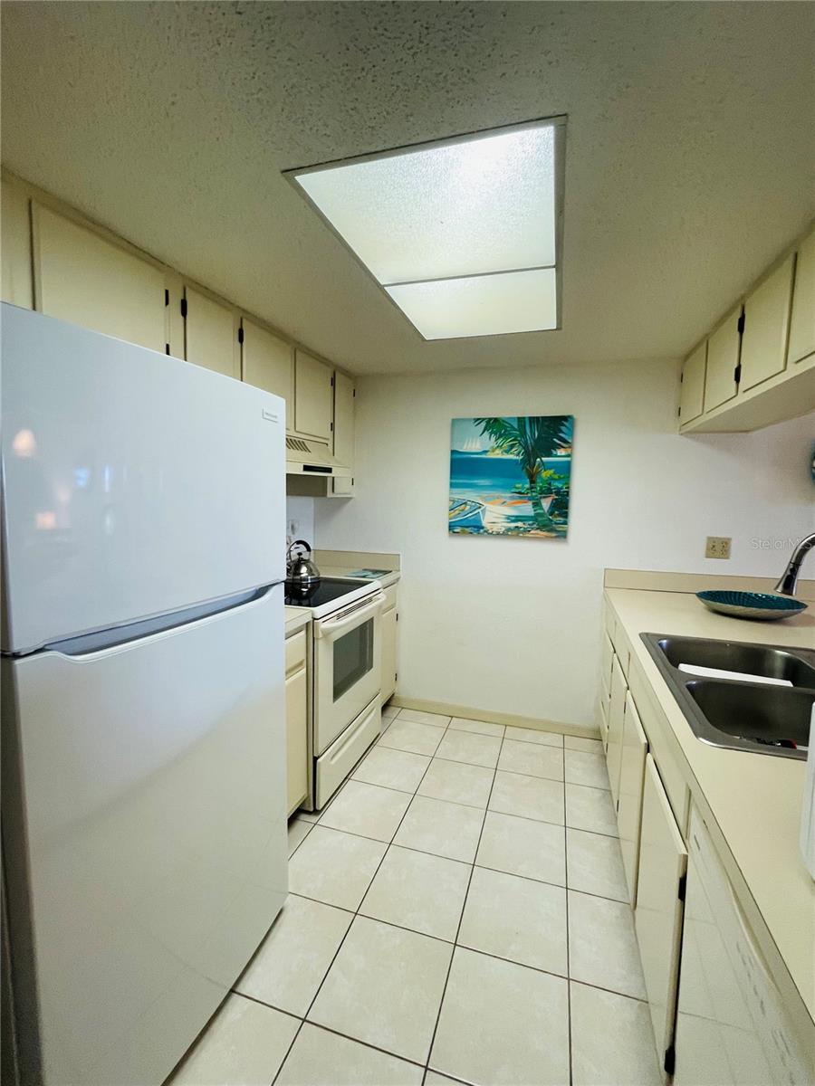 Image 8 of 21 For 4000 Oakview Drive L9
