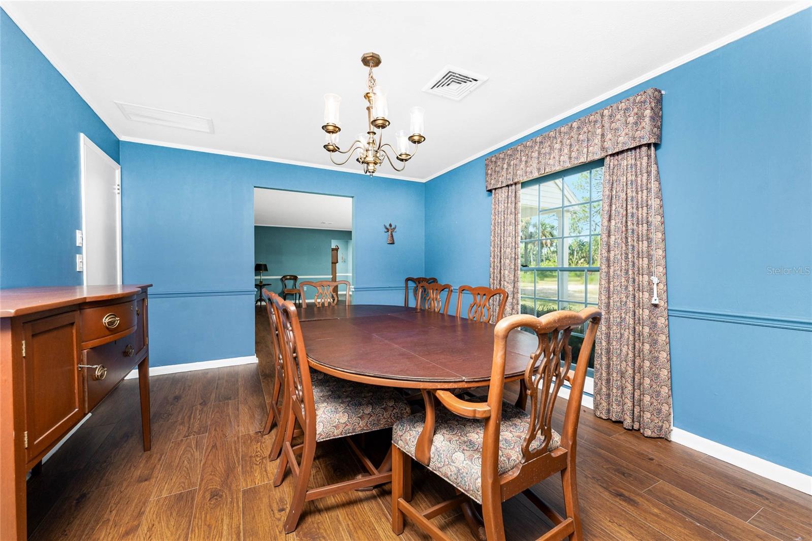 Image 8 of 56 For 1120 Larchmont Drive