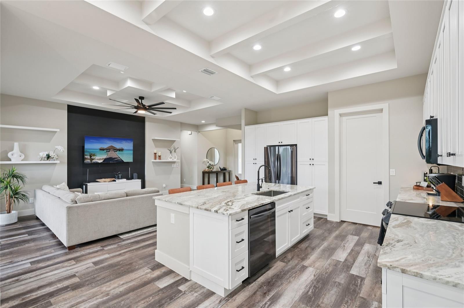 Image 18 of 62 For 239 Rotonda Boulevard N