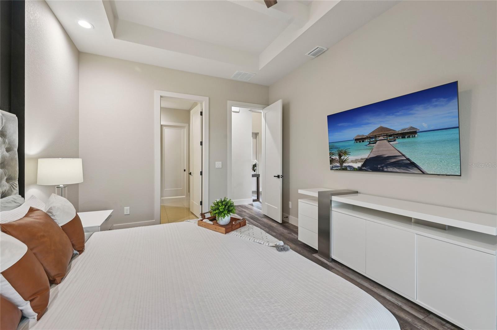 Image 23 of 62 For 239 Rotonda Boulevard N